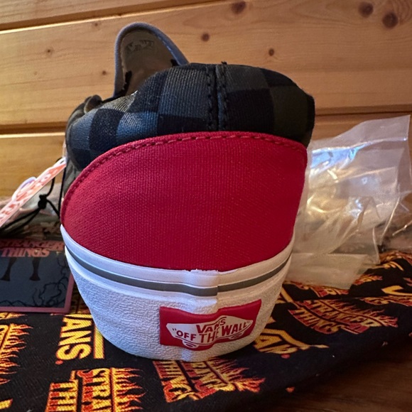 NWT Stranger Things Custom Off The Wall Slides Loafers - Picture 4 of 10